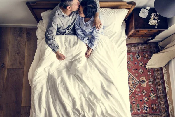 Cute Para Międzyrasowy Łóżku Całowanie — Zdjęcie stockowe