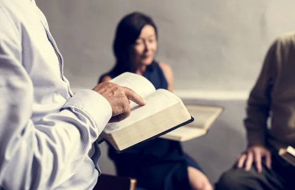 Grupo Personas Cristianas Leyendo Biblia Juntas — Foto de Stock