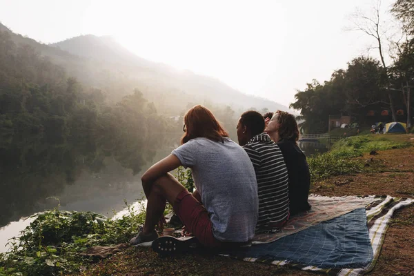 Grupo Amigos Disfrutando Naturaleza — Foto de Stock