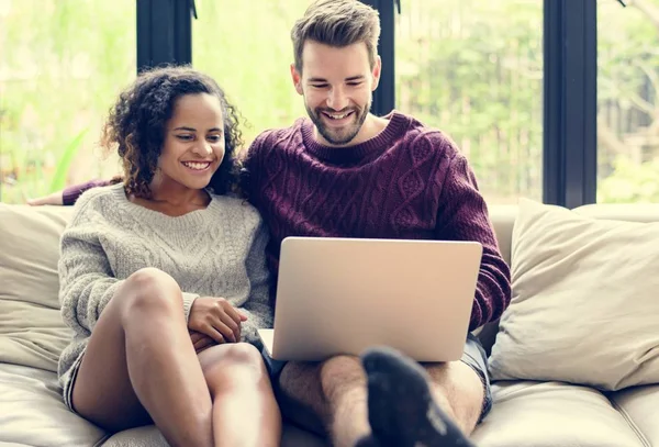 Casal Usando Laptop Juntos — Fotografia de Stock