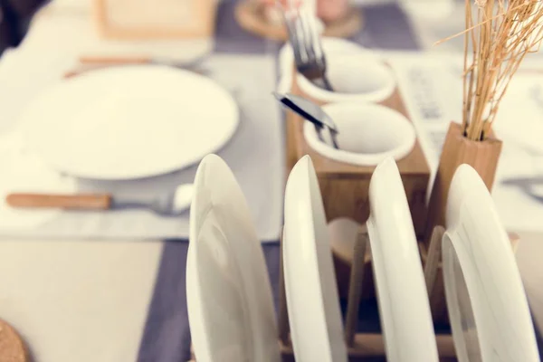 Weiß Und Erdfarbenes Geschirr Auf Einem Tisch — Stockfoto