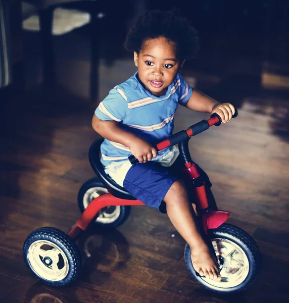 Чорний Хлопчик Їде Велосипеді Будинку — стокове фото