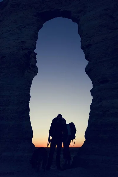 Couple Randonnée Ensemble Dans Désert — Photo