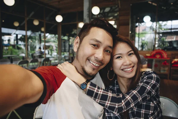 Casal Feliz Tomando Selfie Juntos — Fotografia de Stock