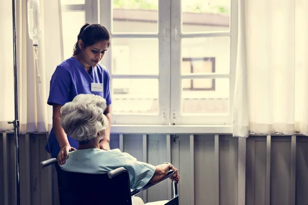 Vieja Sobre Una Silla Ruedas — Foto de Stock