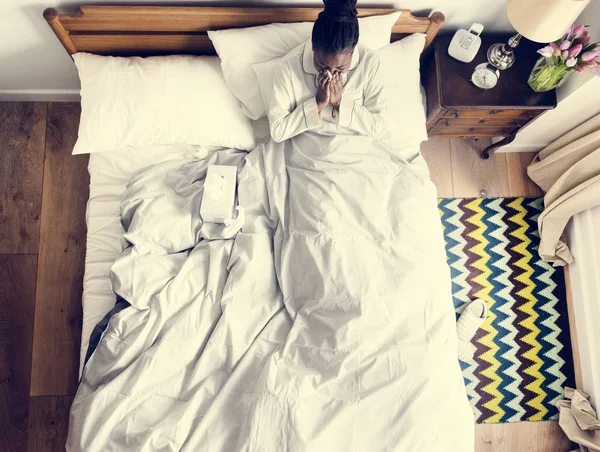 Doente Afro Americano Mulher Cama Soprando Nariz — Fotografia de Stock