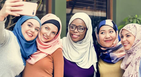 Mulheres Islâmicas Amigas Burka Tirando Foto Móvel Selfie Com Smartphone — Fotografia de Stock