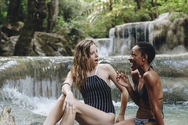 Mujer Pareja Disfrutando Cascada —  Fotos de Stock