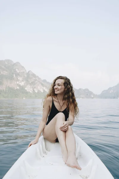 女性の湖でカヌーでリラックス — ストック写真