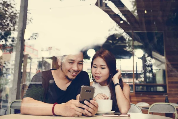 Coppia Utilizzando Telefono Caffè — Foto Stock