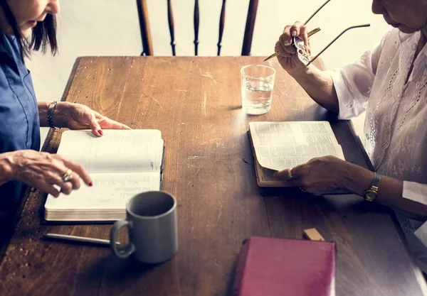 Deux Chrétiens Lisant Bible Sur Table — Photo
