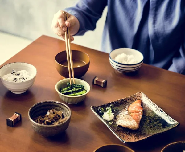 Persona Mesa Usando Palillos Comida Japonesa Puesta Mesa —  Fotos de Stock