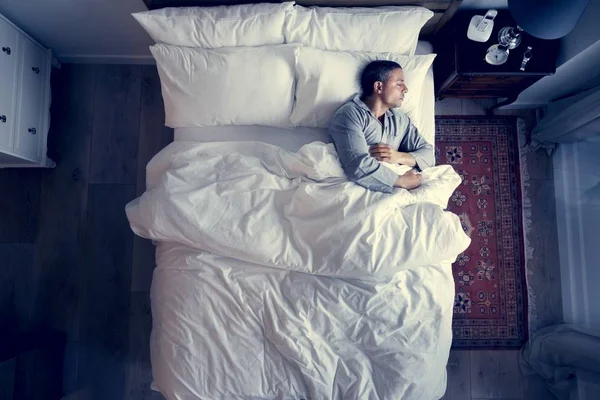 Γαλλική Άνδρας Κοιμάται Μόνη Στο Κρεβάτι — Φωτογραφία Αρχείου
