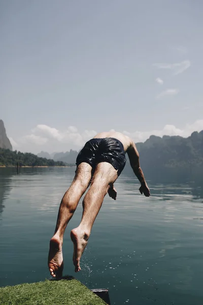 Uomo Che Tuffa Acqua — Foto Stock