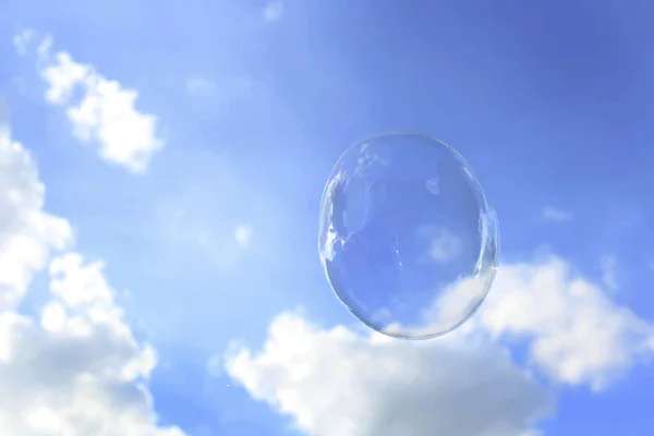 Облачно Голубое Небо Пузырём — стоковое фото