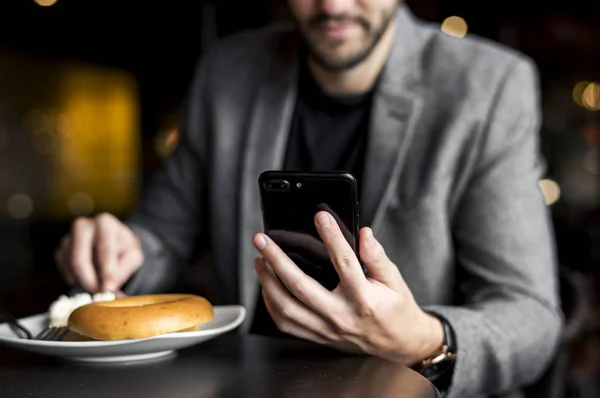 Uomo Che Legge Messaggi Sul Suo Telefono — Foto Stock