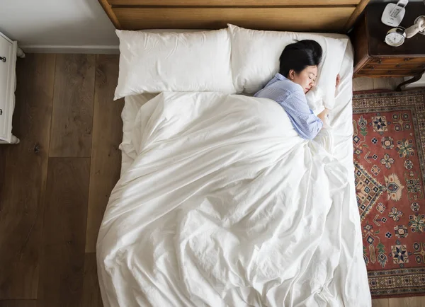 Aziatische Vrouw Het Bed Slapen Door Haarzelf — Stockfoto