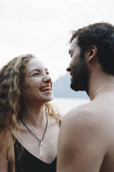 Casal Viajante Tendo Momento Romântico — Fotografia de Stock