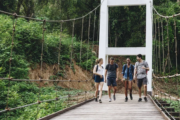 Ομάδα Φίλων Περπάτημα Στη Γέφυρα Ένα Τροπικό Τοπίο Περιπέτειας Και — Φωτογραφία Αρχείου