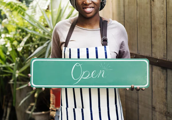 Africká Žena Držící Zelené Deska Shop Otevřít Znamení — Stock fotografie
