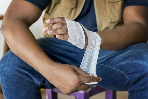 Hombre Herido Mano Casa — Foto de Stock