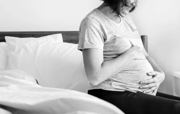 Беременная Женщина Сидит Кровати Комнате — стоковое фото