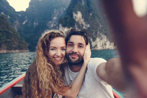 Casal Tirando Selfie Barco Cauda Longa — Fotografia de Stock