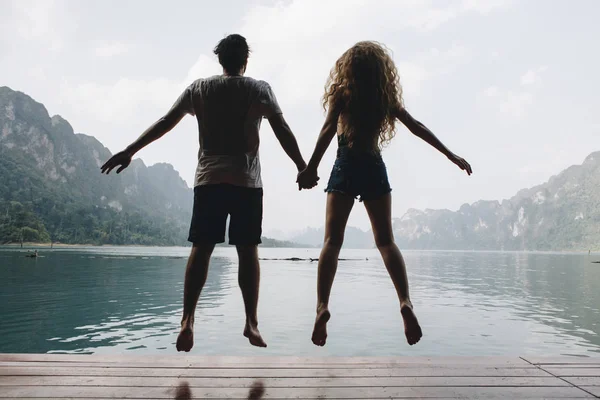 Couple Jumping Joy Lake — Stock Photo, Image