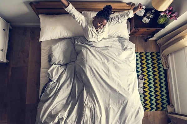 Αφρικανική Αμερικανική Γυναίκα Στο Κρεβάτι Ξυπνάτε Πρωί — Φωτογραφία Αρχείου