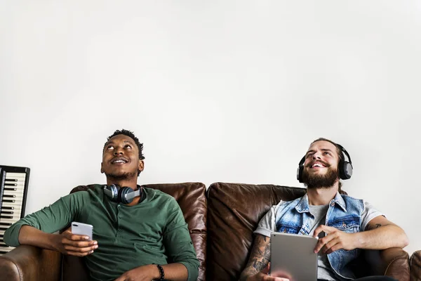 Hombres Amigos Sentados Sofá Escuchando Música — Foto de Stock