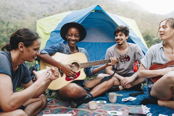 Gruppe Junger Erwachsener Freunde Auf Dem Zeltplatz Spielen Gitarre Und — Stockfoto