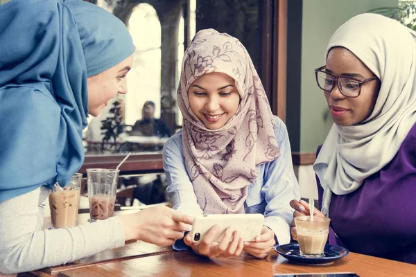 Sekelompok Wanita Islamik Melihat Smartphone — Stok Foto