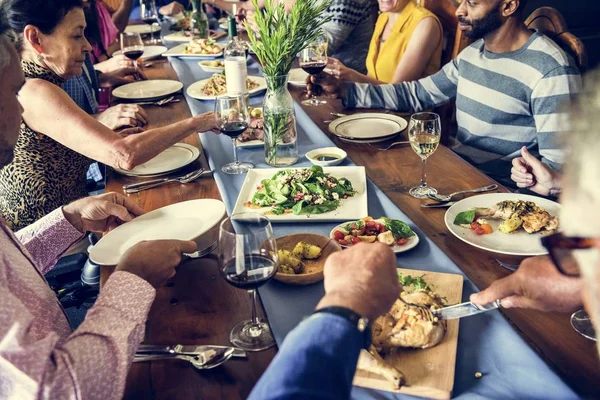 Gruppe Unterschiedlicher Freunde Isst Gemeinsam Abend — Stockfoto