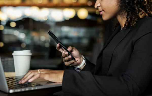 Femme Travaillant Sur Ordinateur Portable — Photo