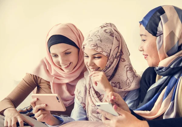 Sekelompok Wanita Islamik Duduk Sofa Dan Menggunakan Ponsel Pintar — Stok Foto