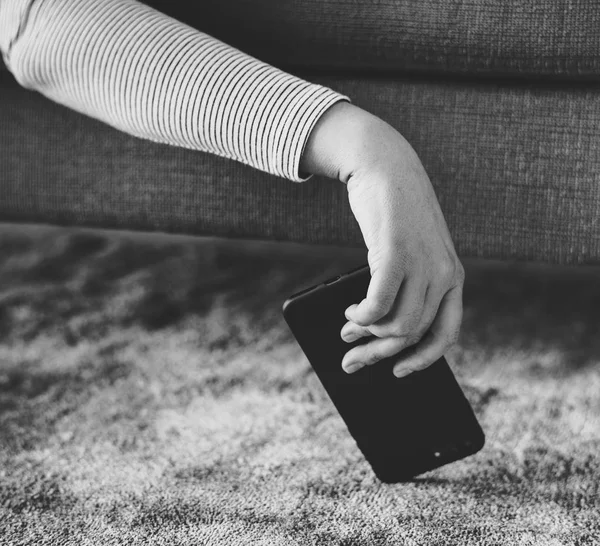 Frau Telefon Und Mediensüchtig Eingeschlafen — Stockfoto