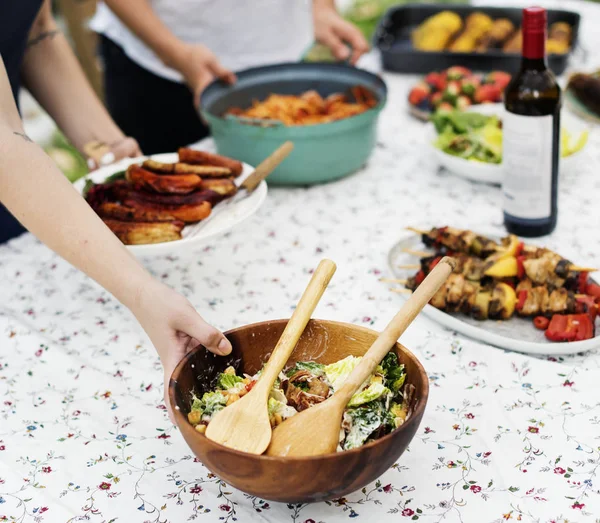 Gente Preparando Comida Para Fiesta — Foto de Stock