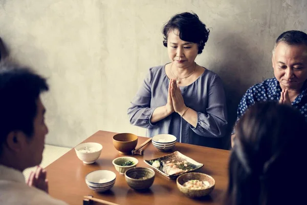 Японська Сім Обідають Таблиці Традиційні Азіатської Кухні Жести Благословення Руки — стокове фото