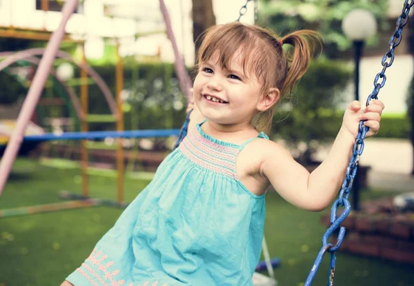 Szórakozás Kis Lány Parkban Játszó — Stock Fotó