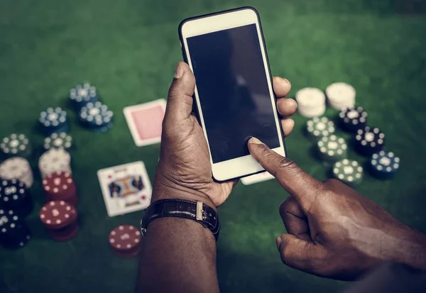 Αρσενικό Χέρια Περιήγηση Smartphone Παραπάνω Τραπέζι Καζίνο — Φωτογραφία Αρχείου