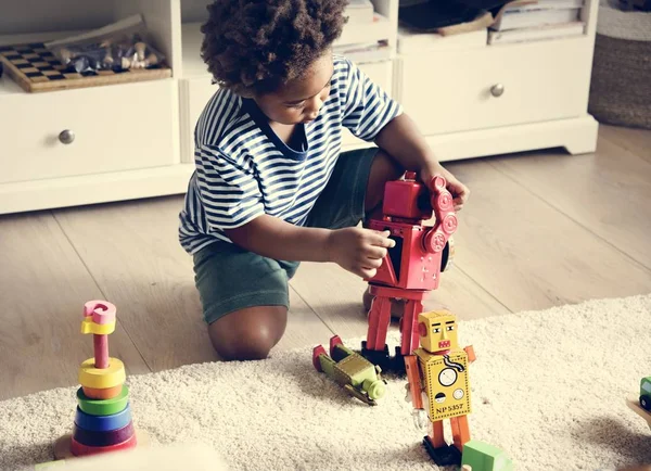 Černý Chlapec Hraje Robota Doma — Stock fotografie
