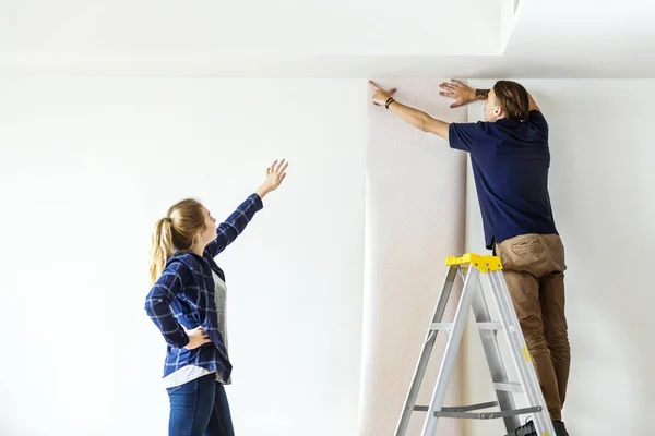 Couple Choosing House Wallpaper — Stock Photo, Image