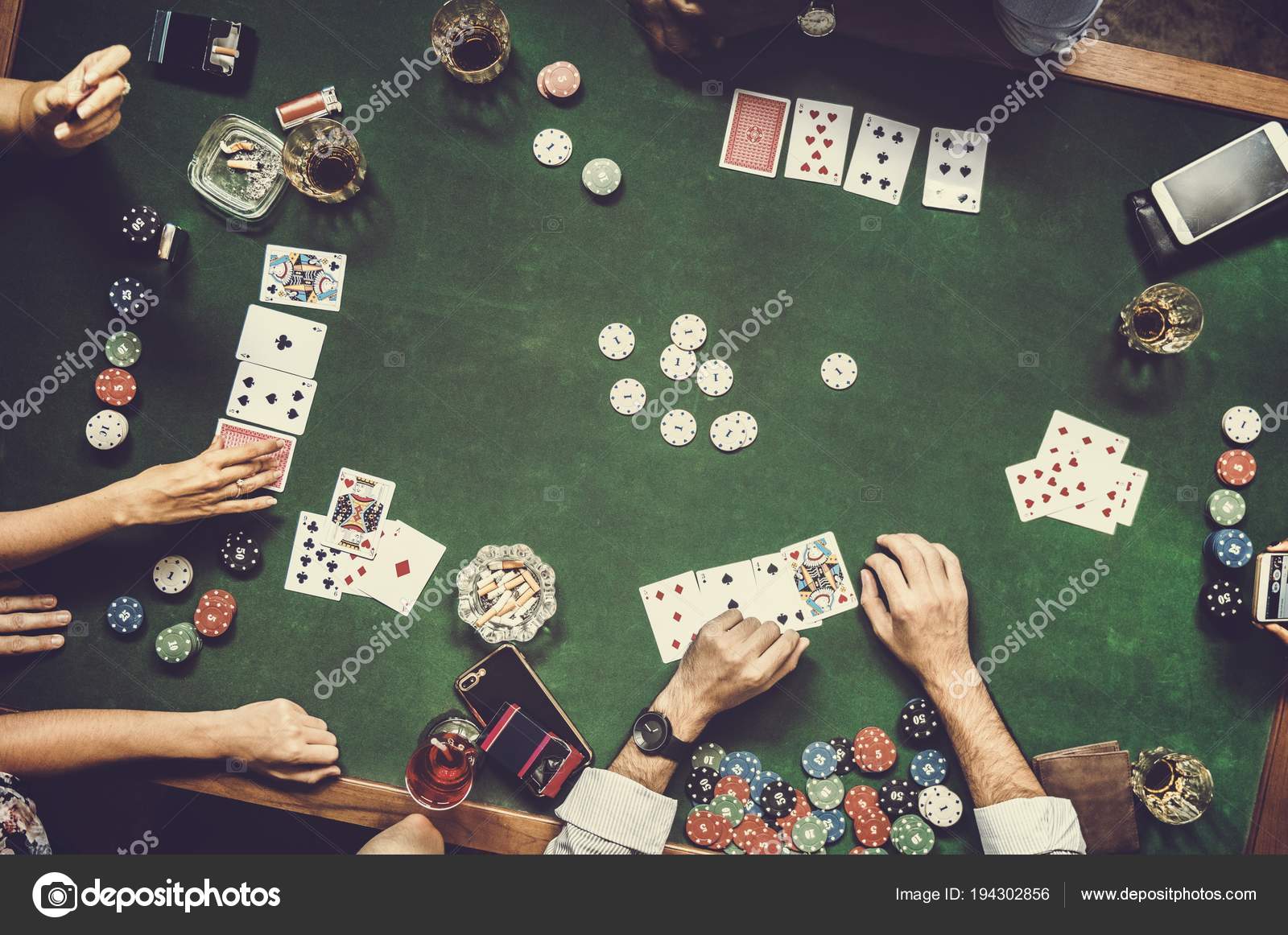 Grupo Pessoas Jogando Poker Com Cartas Mesa Com Bebidas Dinheiro