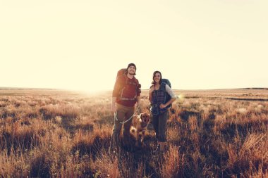 Vahşi doğada birlikte yürüyüş yapan bir çift.