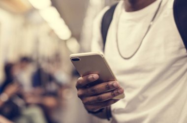 Cep telefonu kullanan Afrikalı bir adam