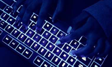 klavyede yazmaya elim yukarı