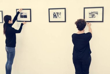 Sanat Galerisi duvar resimleri asılı kadın 