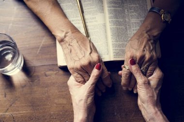 İncil'de Hıristiyanlık din dua eller