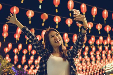 Selfie fener festval alarak kadın