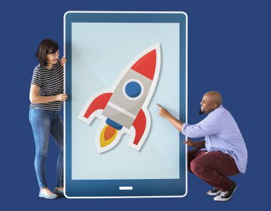 Bir tablet tutan insanların farklı Çift